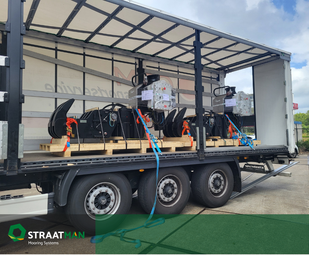 Quick release hooks for FSRU